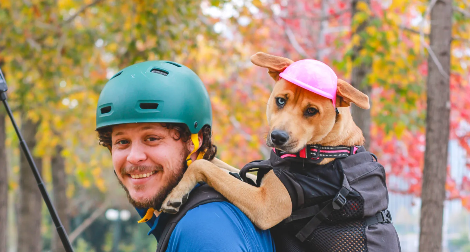 Bandi con su casco rosa sobre la mochila, junto a Lucas en bicicleta